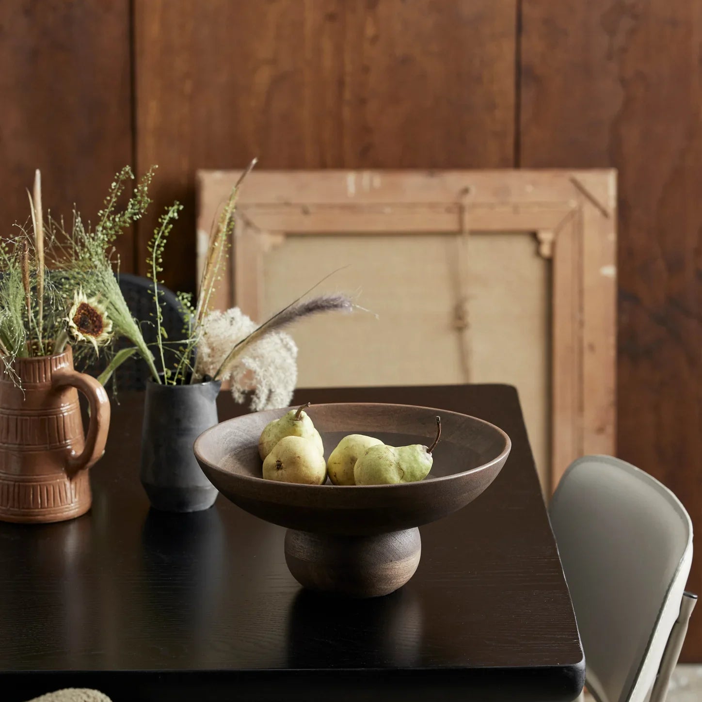 Nordal Vitello decoratieve schaal van mangohout in warme bruine tint. De schaal heeft een zachte, organische vorm, met een hoge rand en stevige voet, geschikt voor gebruik als opberger of decoratie (Ø 30 cm × h 14 cm).