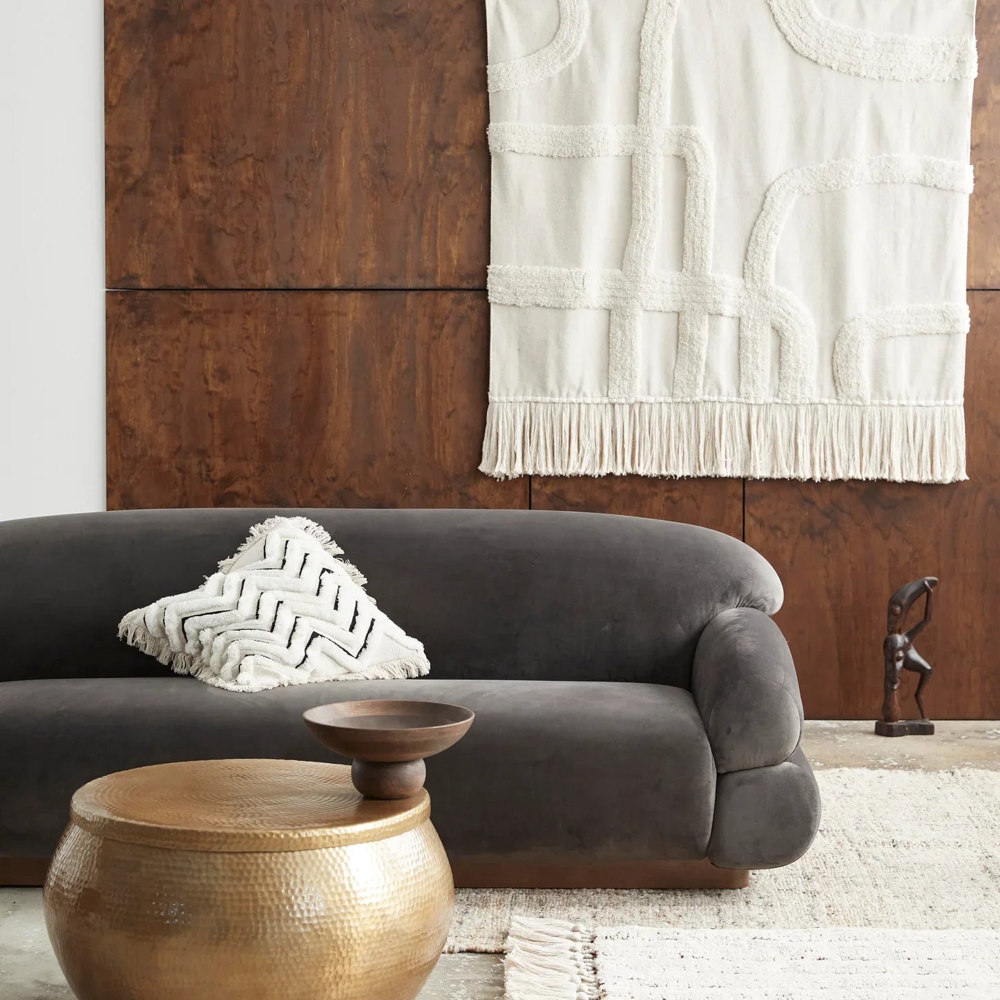 Nordal Vitello decoratieve schaal van mangohout in warme bruine tint. De schaal heeft een zachte, organische vorm, met een hoge rand en stevige voet, geschikt voor gebruik als opberger of decoratie (Ø 30 cm × h 14 cm).