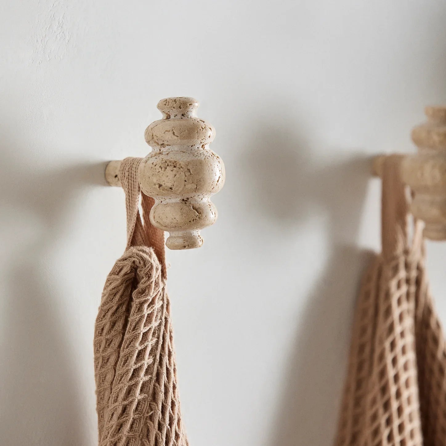 Knop Basu Travertine Wandhaak