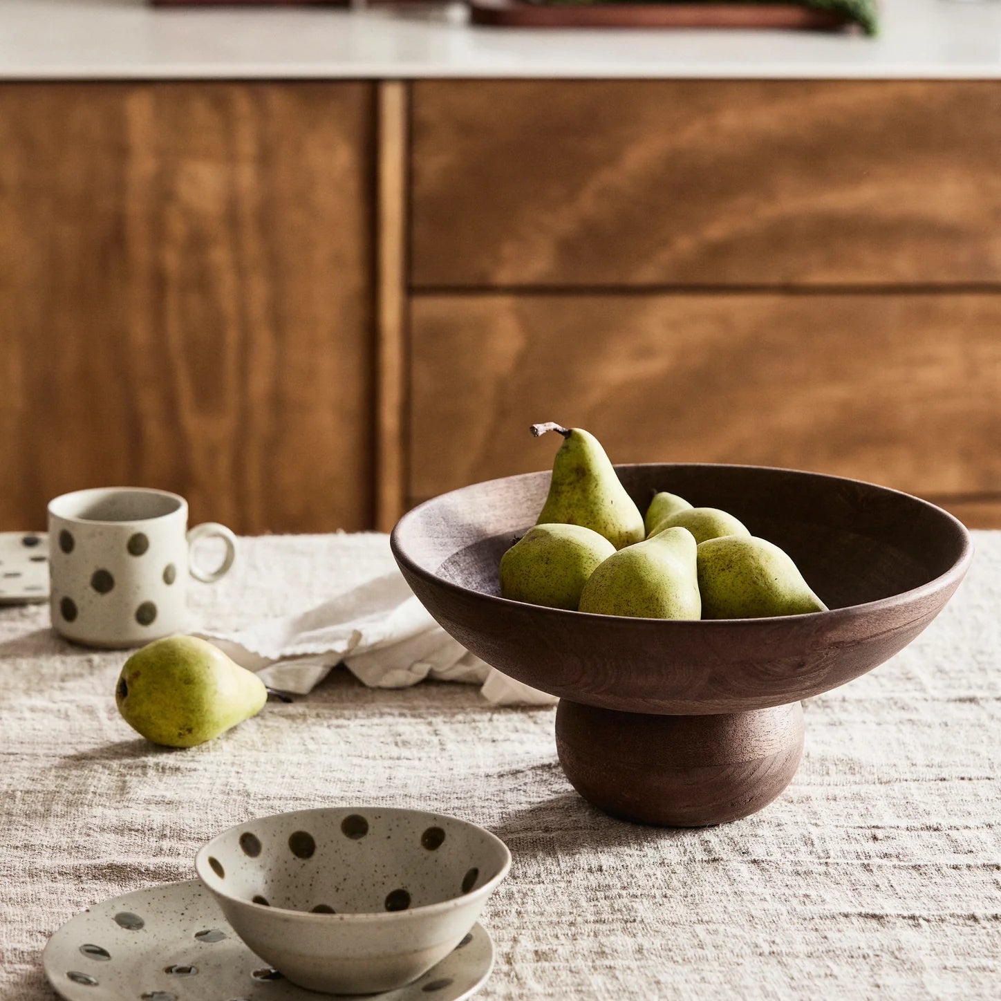 Nordal Vitello decoratieve schaal van mangohout in warme bruine tint. De schaal heeft een zachte, organische vorm, met een hoge rand en stevige voet, geschikt voor gebruik als opberger of decoratie (Ø 30 cm × h 14 cm).