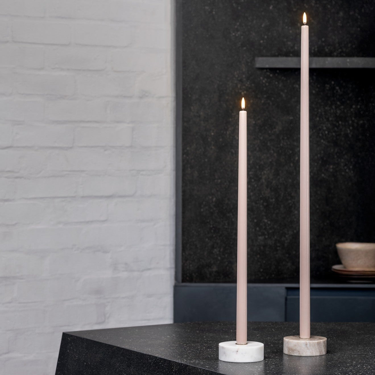 Marmeren kaarstandaard van het merk UYUNI voor dinerkaarsen