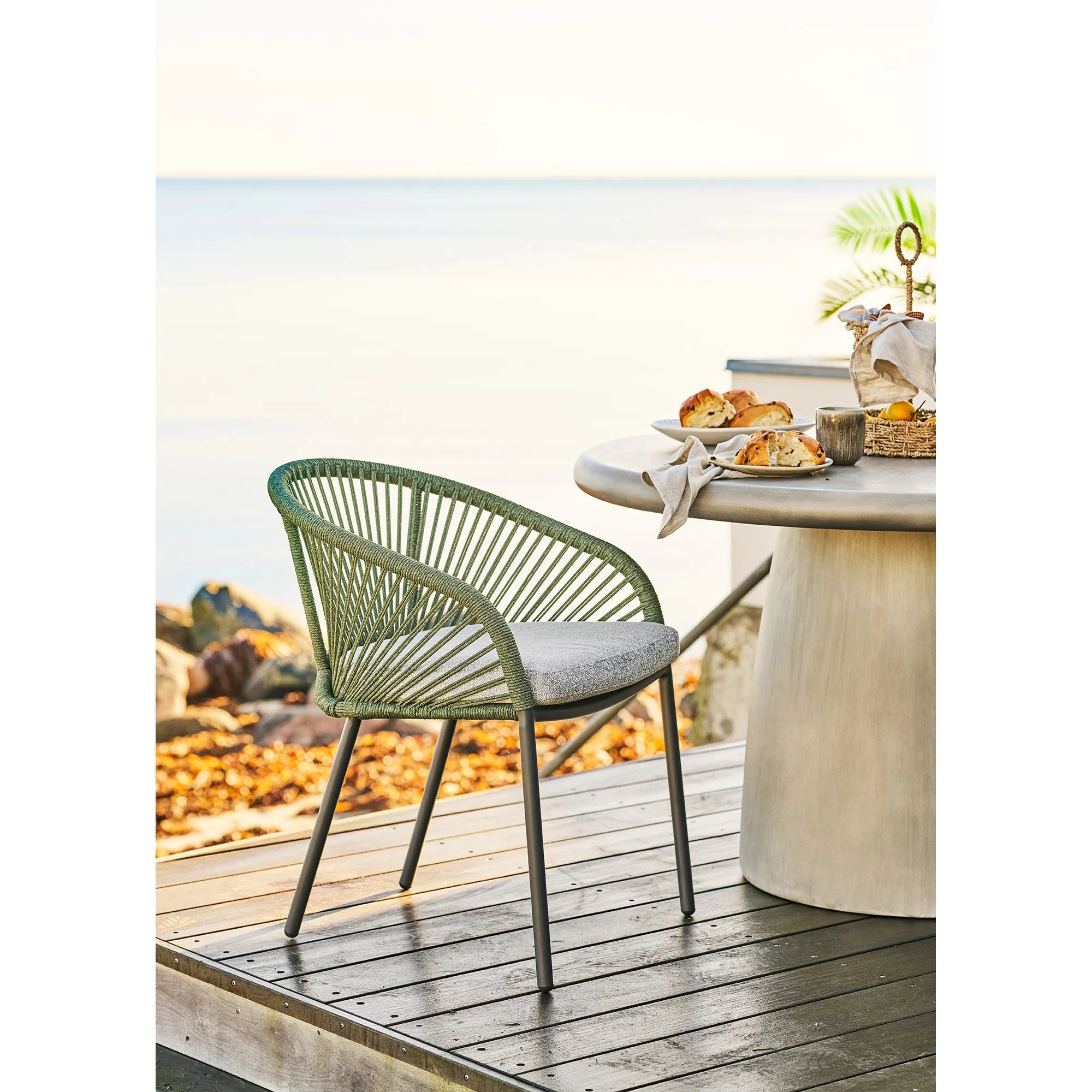 House Nordic Novella Dining Chair – aluminium eetkamerstoel met groen/grijs kussen